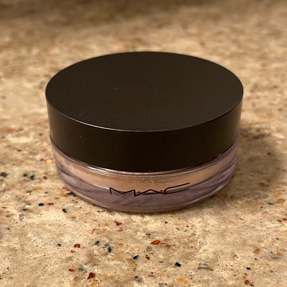 Mac studio fix perfecting powder- light - Picture 1 of 3